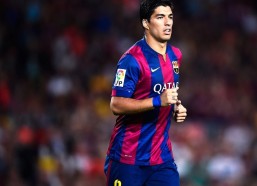 【爱游戏官方网站】维尼修斯女友晒接吻照引爆网络，球迷热议，你说他幸福吗？