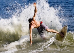 爱游戏APP：踢球者独家披露，拜仁高层续约格纳布里现分歧，体育管理层呼吁速战速决