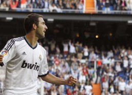 【爱游戏APP】意甲半场激战，国际米兰与莱切0-0僵持，博尼险情点燃赛场悬念