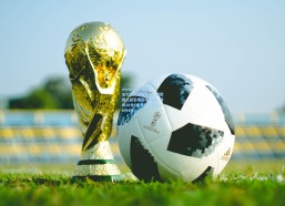 aiyouxi-周琦与法尔巨人巅峰对决，模型怪之战引爆篮球热潮，周琦18分6板力压法尔10分4板！