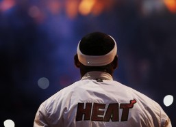 爱游戏中国_布伦特福德新星科纳克租借至英冠牛津联，青年中场开启历练征程