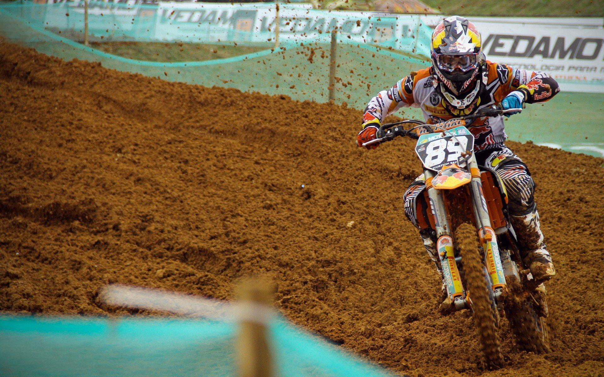 亚马尔与卡萨多赛后欢舞，庆祝西超杯夺冠荣耀